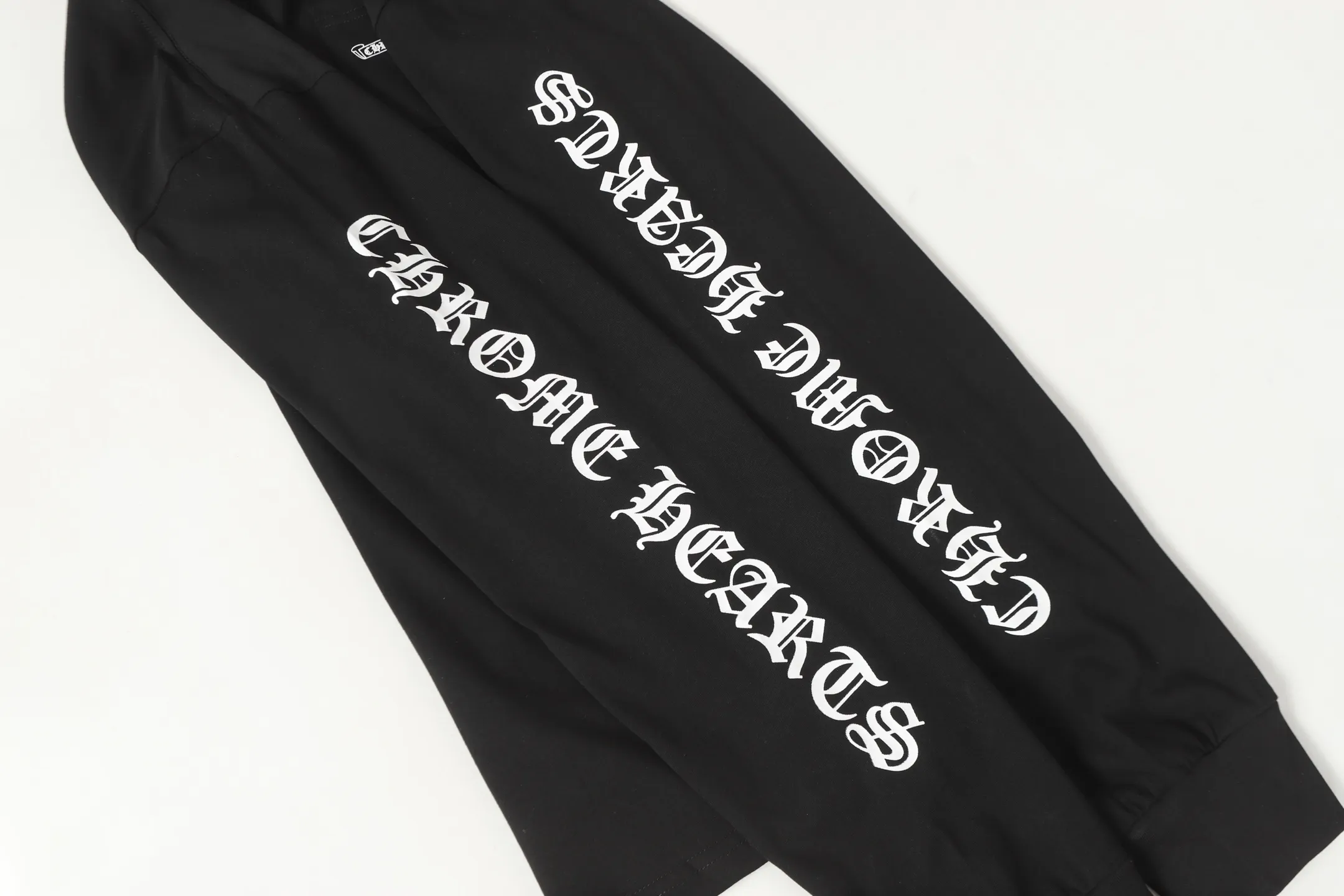 P150 Cross-border model, please do not place an order if you are looking for quality -Chrome Hearts/Chrome Hearts Sanskrit printed popular long-sleeved T-shirt -High weight, high density and high quality. The wool is soft, delicate and skin-friendly. Soft and silky to the touch. Excellent warmth and skin-friendly properties. -Customized weaving and dyeing, no color difference, regardless of fabric or workmanship details. Comparing the ordinary version on the market -Colour: black white -Size: S M L XL